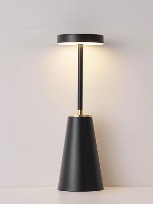 メタルナイトライト ベッドサイドランプ ベッドルームの装飾用の無線充電式テーブルランプ